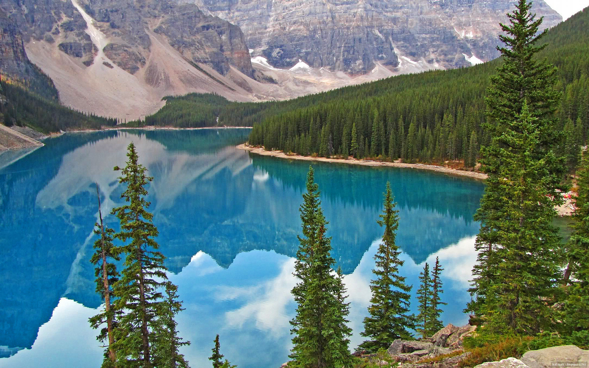 “攻守转换瞬间，战术布局缜密，比赛充满策略与智慧”，攻守战术分别包括